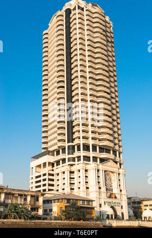 Edifici moderni presso il fiume Chao Phraya in Bangkok Foto Stock