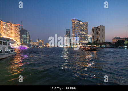 Il Chao Phraya è un fiume importante in Thailandia Foto Stock