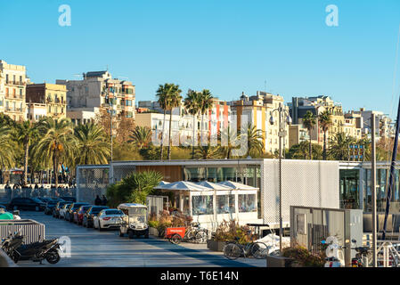 Soleggiata giornata invernale in Marina Port Vell in Barceloneta Foto Stock