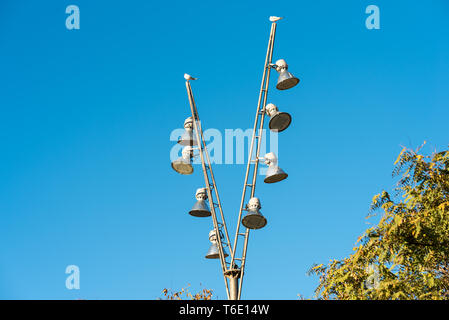 Fari di lavoro ad alta intensità luminosa sul palo della luce in Marina Port Vell di Barcellona Foto Stock