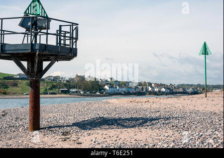 Case di villaggio Ferryden, Montrose, Angus, Scotland, Regno Unito vede tra i marcatori di navigazione sul fiume South Esk Foto Stock