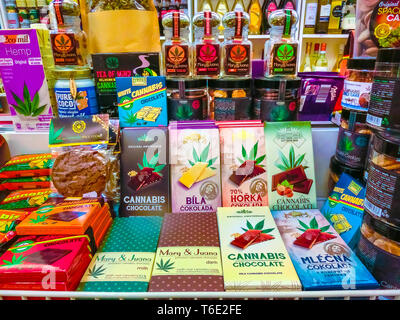 Praga, Repubblica Ceca - 31 dicembre 2017: Cannabies cookie nella finestra shop a Praga, Repubblica Ceca Foto Stock