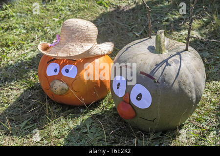 Due grandi zucche sotto forma di divertenti uomini. Foto Stock