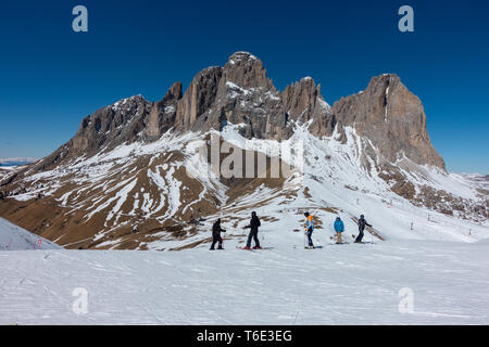 Gli sciatori sulle piste op la Val di Fassa sulle Dolomiti piste da sci Foto Stock