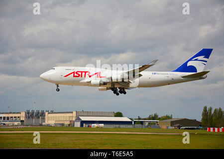 Aviazione astrale TF-AMM in atterraggio a Doncaster Airport, South Yorkshire, Regno Unito Foto Stock