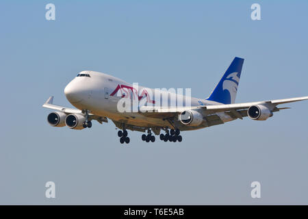 Aviazione astrale TF-AMM in atterraggio a Doncaster Airport, South Yorkshire, Regno Unito Foto Stock