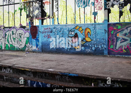 Graffiti arte in un luogo perso in una vecchia stazione ferroviaria (Dortmund, Germania) Foto Stock