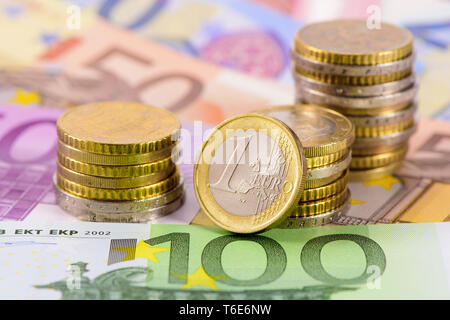 Valuta Euro con banconote e monete impilate Foto Stock