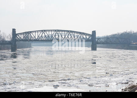 Ponte di sollevamento a Magdeburg sul fiume Elba in inverno Foto Stock