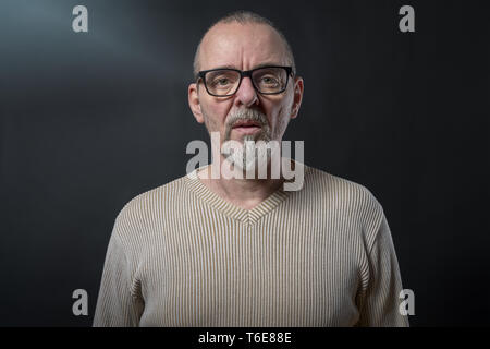 Ritratto di un vecchio con barba e bicchieri grigi Foto Stock