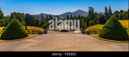 Vista dei giardini a al Powerscourt House, Enniskerry, Co. Wicklow Foto Stock