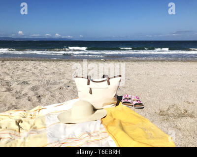 Borsa da spiaggia con accessori Foto Stock