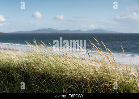 L'Isle of Barra visto da una spiaggia vicino a Boisdale, Isola di South Uist, Scozia. Foto Stock