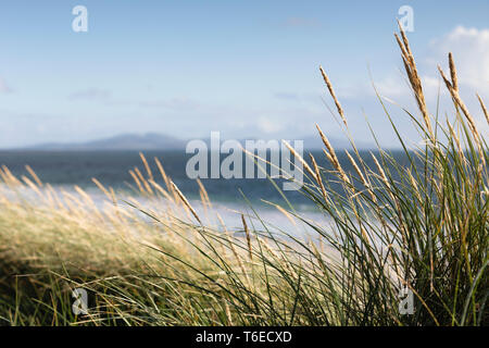 L'Isle of Barra visto da una spiaggia vicino a Boisdale, Isola di South Uist, Scozia. Foto Stock