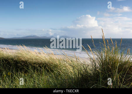 L'Isle of Barra visto da una spiaggia vicino a Boisdale, Isola di South Uist, Scozia. Foto Stock