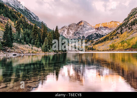 Maroon Bells e Maroon Lake con la riflessione di rocce e montagne in autunno nelle Montagne Rocciose, Aspen, Colorado, Stati Uniti d'America. Foto Stock