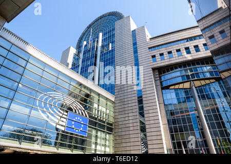 Basso angolo vista della facciata occidentale dell'edificio Paul-Henri Spaak, sede del l'emiciclo del Parlamento europeo a Bruxelles in Belgio. Foto Stock