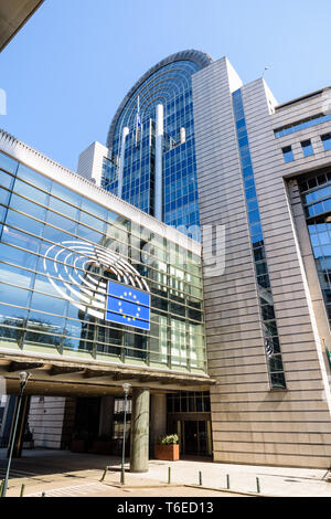 Basso angolo vista della facciata occidentale dell'edificio Paul-Henri Spaak, sede del l'emiciclo del Parlamento europeo a Bruxelles in Belgio. Foto Stock