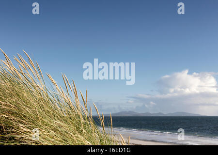 L'Isle of Barra visto da una spiaggia vicino a Boisdale, Isola di South Uist, Scozia. Foto Stock