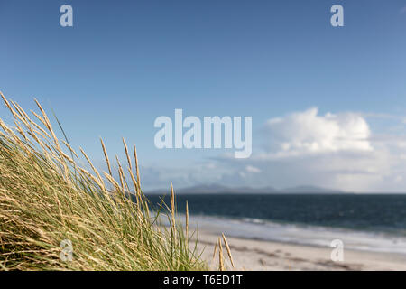 L'Isle of Barra visto da una spiaggia vicino a Boisdale, Isola di South Uist, Scozia. Foto Stock