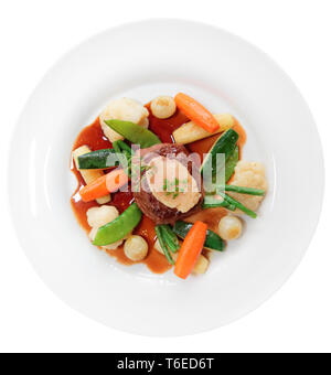 Filetto di manzo con verdure e midollo osseo isolato su sfondo bianco Foto Stock