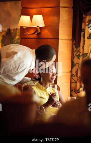 Mio marito il saluto di sua moglie in un ristorante di lusso. Foto Stock
