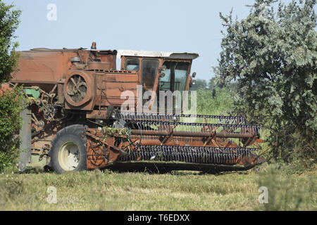 Vecchio arrugginito mietitrebbia. Foto Stock