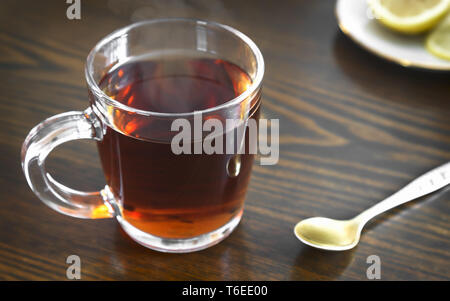 Una tazza di tè e caffè e limone sul tavolo. Foto Stock