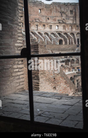 Vista dell'interno del Colosseo a Roma Italia da una finestra interna Foto Stock