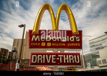 McDonald drive thru in Harlem in New York Sabato, 27 aprile 2019. (© Richard B. Levine) Foto Stock