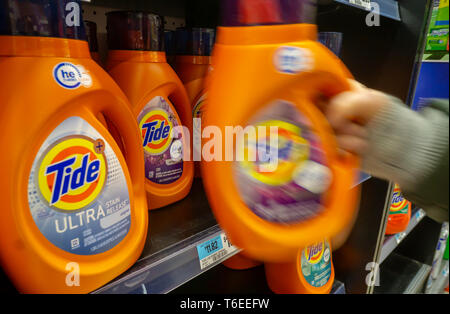 Una shopper afferra un contenitore di Procter & Gamble marea del detergente in un supermercato a New York Martedì, Aprile 30, 2019. Marea è la più grande vendita di detersivo nel mondo. (Â© Richard B. Levine) Foto Stock