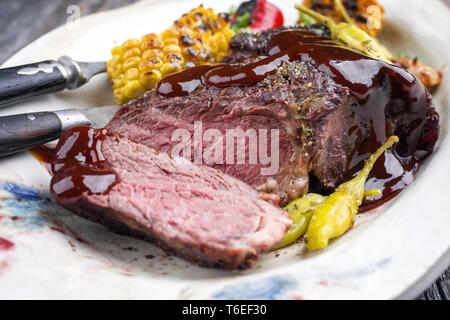 Barbecue wagyu chateaubriand con verdura e mais come close-up su una piastra Foto Stock