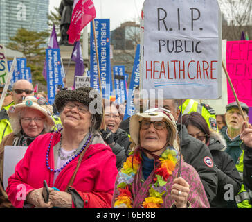 Migliaia di fedeli in Queen's Park per protestare contro la Ford di cambiamenti di governo per la sanità pubblica in provincia di Ontario, Canada. Essere anziani Foto Stock