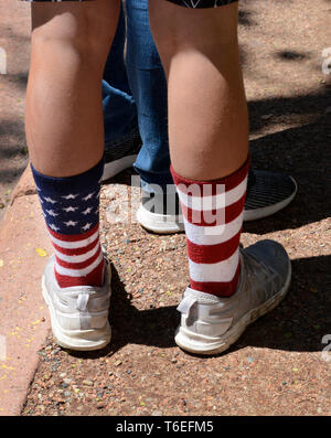 Un giovane uomo indossa un paio di patriottico a stelle e strisce calze a Santa Fe, New Mexico USA Foto Stock