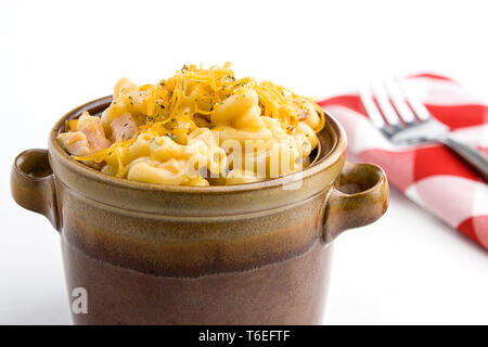 Maccheroni e formaggio in una ciotola marrone con una forcella sul lato. Foto Stock