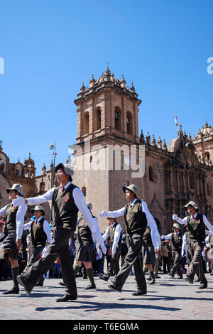 Sfilata patriottica per celebrare le feste della patria o Fiestas de la Patria nel centro storico di Cusco, Perù Foto Stock