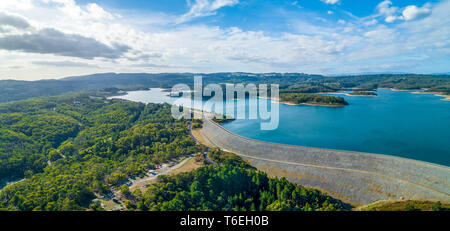 Il pittoresco lago circondato da foresta - vista aerea Foto Stock