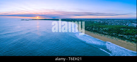 Bel tramonto oltre oceano Warrnambool costa in Victoria, Australia Foto Stock