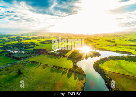 Brillante tramonto su SCENIC RIVER in verde e lussureggiante campagna Foto Stock