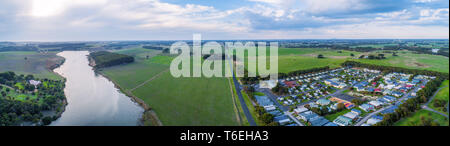 Antenna di ampio panorama del fiume Hopkins, Holiday Park e praterie in warrnambool, Australia Foto Stock