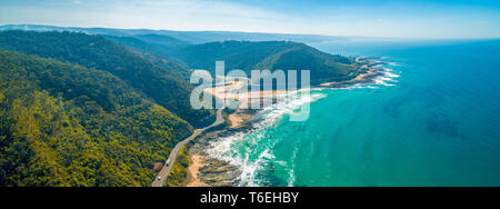 Panoramica aerea della Great Ocean Road sulla luminosa giornata di sole Foto Stock