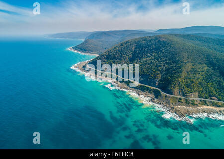 Paesaggio di antenna della Great Ocean Road e scenic verdi colline sulla giornata di sole in Victoria, Australia Foto Stock