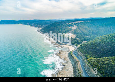 Vista aerea di vetture guida sulla Great Ocean Road in Victoria, Australia Foto Stock