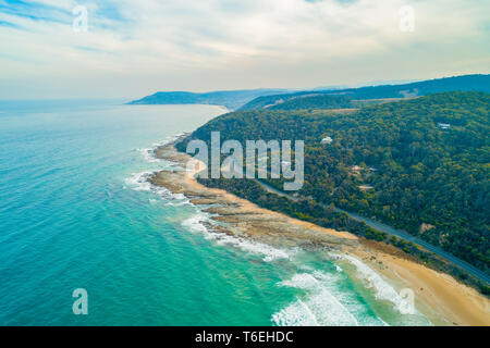 Paesaggio di antenna della Great Ocean Road in Victoria, Australia Foto Stock