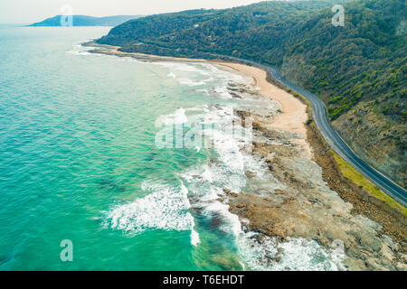 Famosa Great Ocean Road passando nei pressi di Lorne, Victoria, Australia Foto Stock