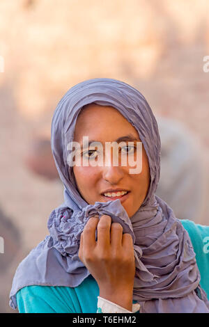 Ritratto di giovane donna musulmana in jilbab blu e blu scuro hijab, Egitto Foto Stock