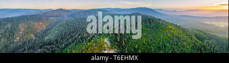 Antenna di ampio panorama di colline coperte di boschi e montagne al tramonto vicino Marysville, Victoria, Australia Foto Stock