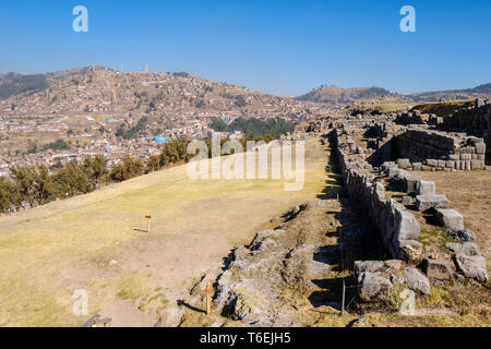 Città di Cusco visto da Saqsaywaman sito archeologico, Perù Foto Stock