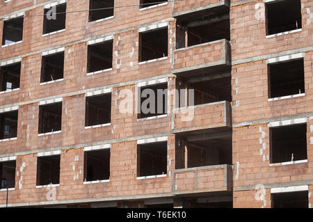 Residenziale edificio solida casa in costruzione in mattoni rossi shell Foto Stock