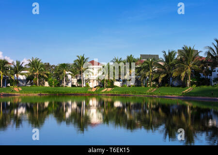 Belle ville sulla riva del lago Foto Stock